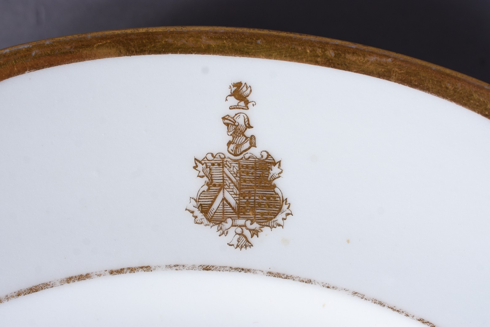 Prato de porcelana francesa com brasão do Barão de Vera Cruz/... - foto 2 de 4