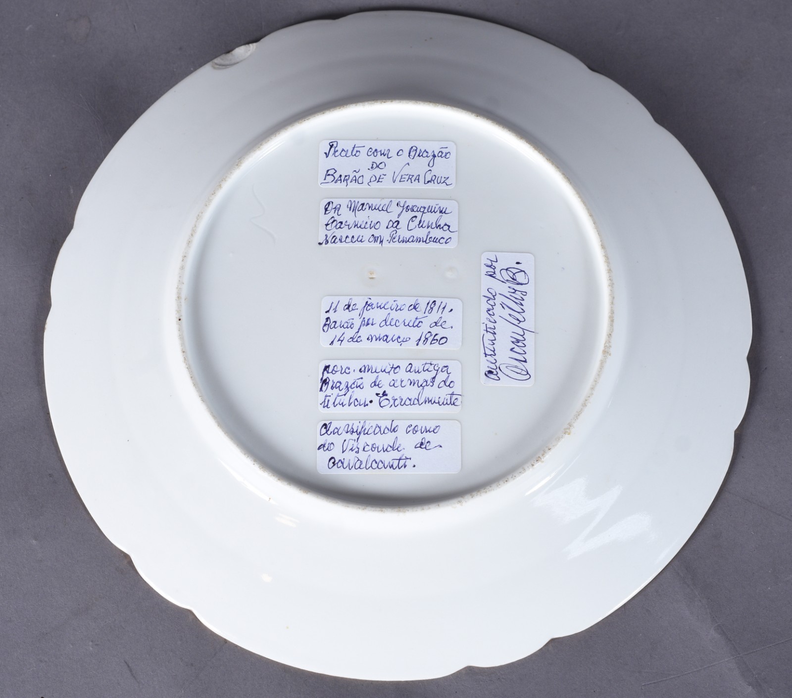 Prato de porcelana francesa com brasão do Barão de Vera Cruz/... - foto 3 de 4