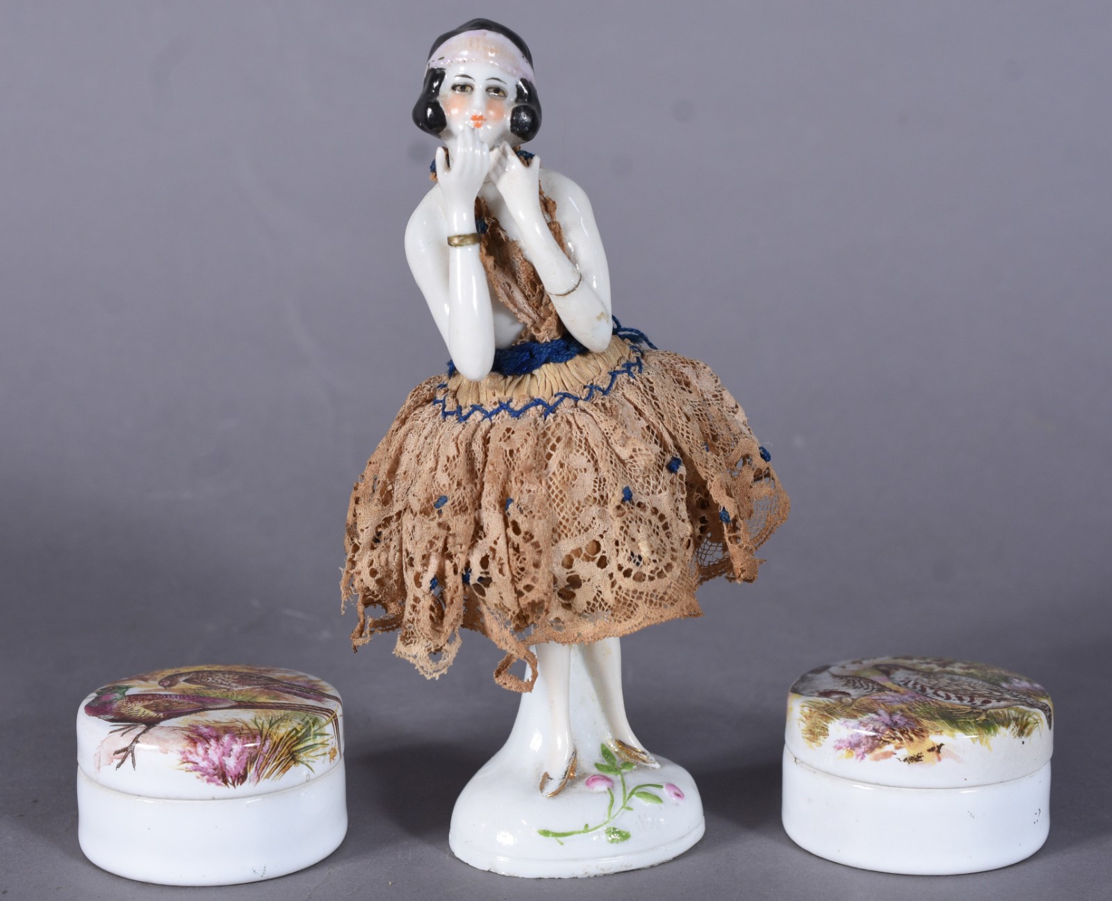 Diversas peças de porcelana, sendo boneca e duas caixas. Boneca com... - foto 1 de 9