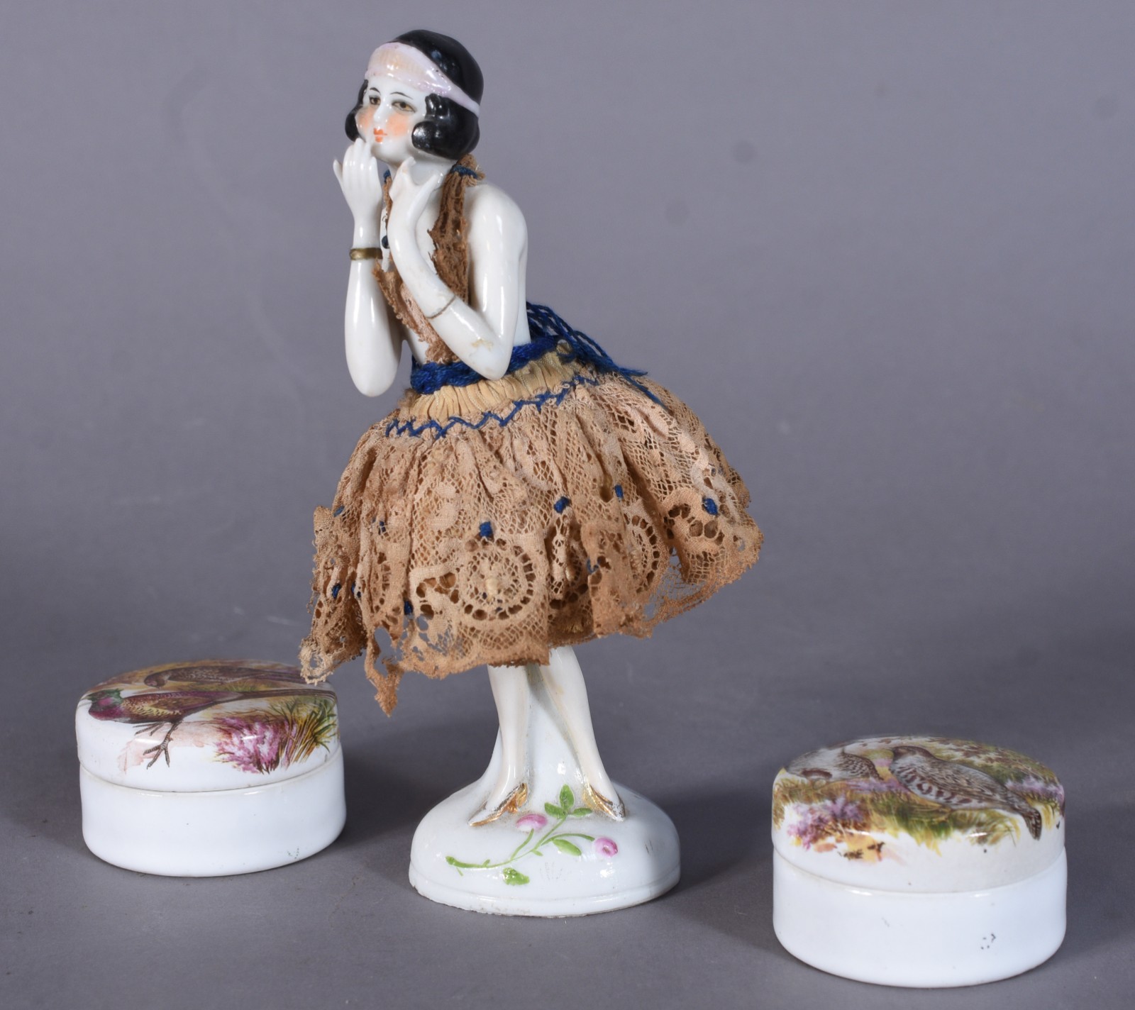 Diversas peças de porcelana, sendo boneca e duas caixas. Boneca com... - foto 2 de 9