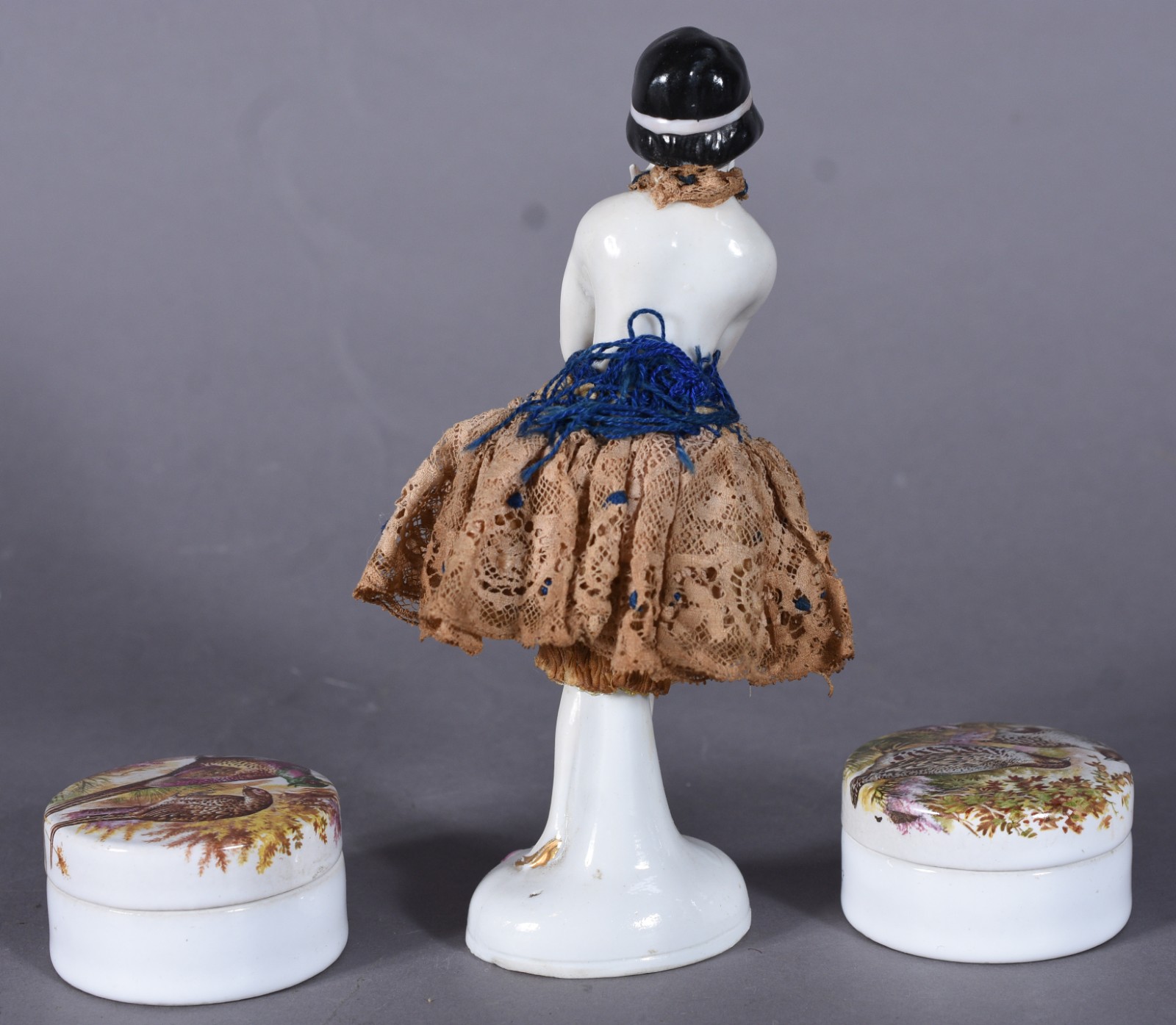 Diversas peças de porcelana, sendo boneca e duas caixas. Boneca com... - foto 3 de 9