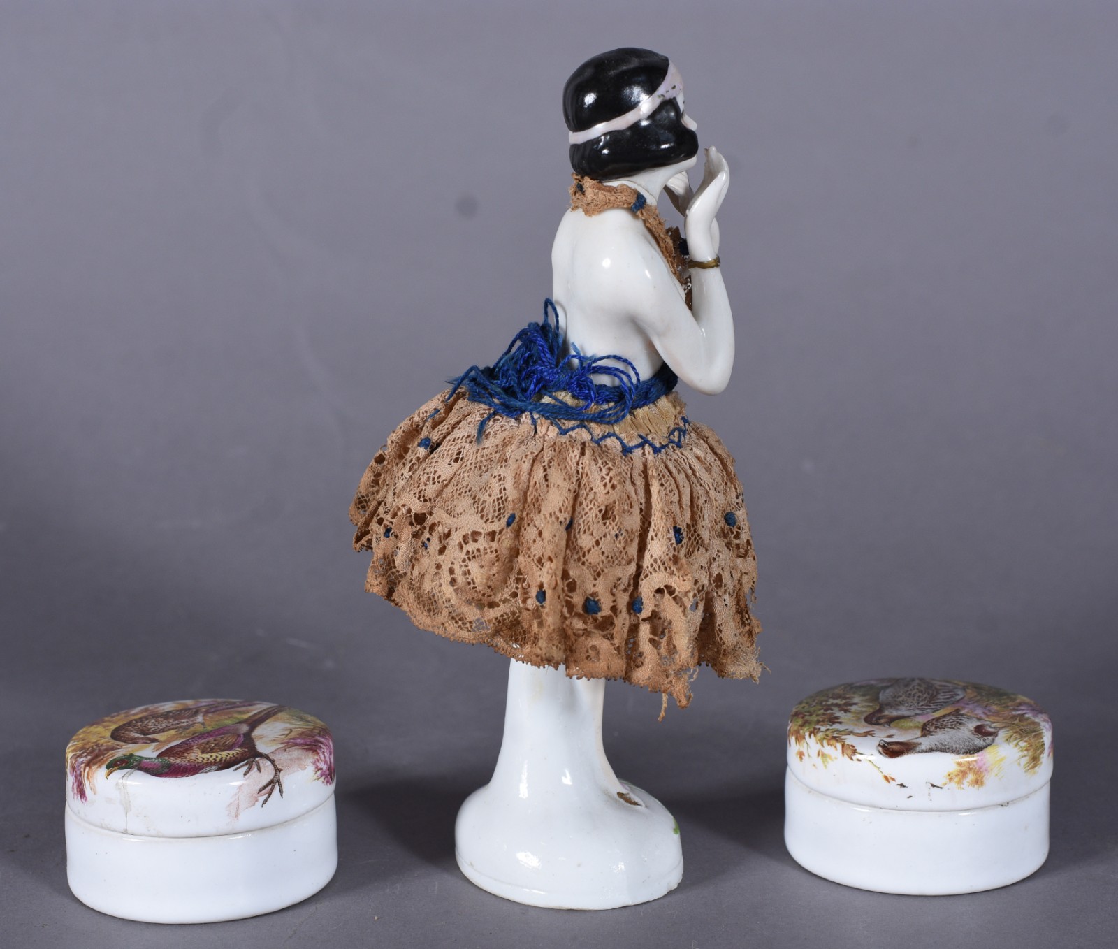 Diversas peças de porcelana, sendo boneca e duas caixas. Boneca com... - foto 4 de 9