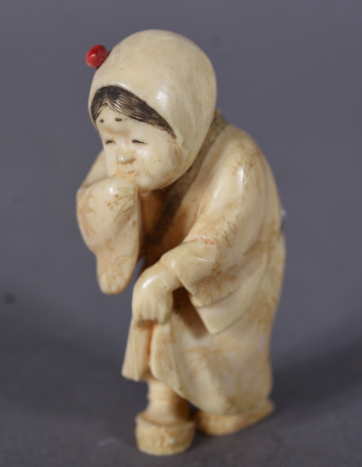 Netsuke de marfim representando figura de chinelo. Assinatura na base. - foto 1 de 6