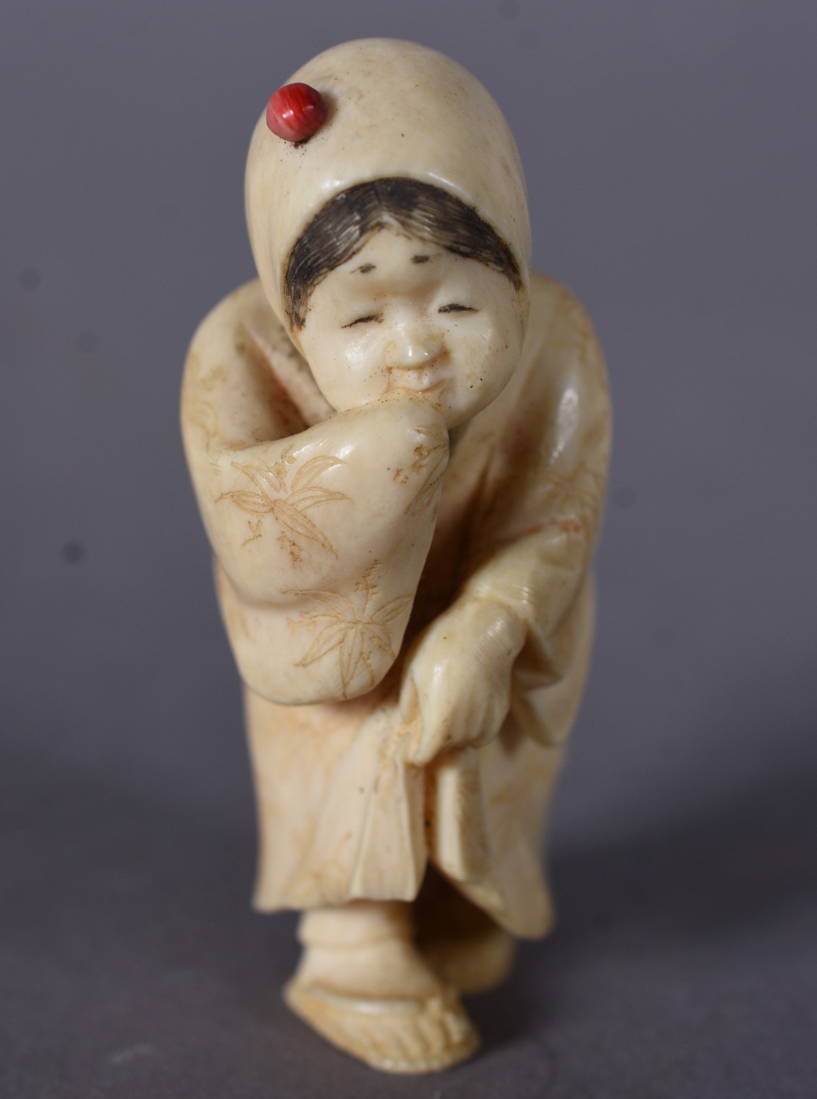 Netsuke de marfim representando figura de chinelo. Assinatura na base. - foto 2 de 6