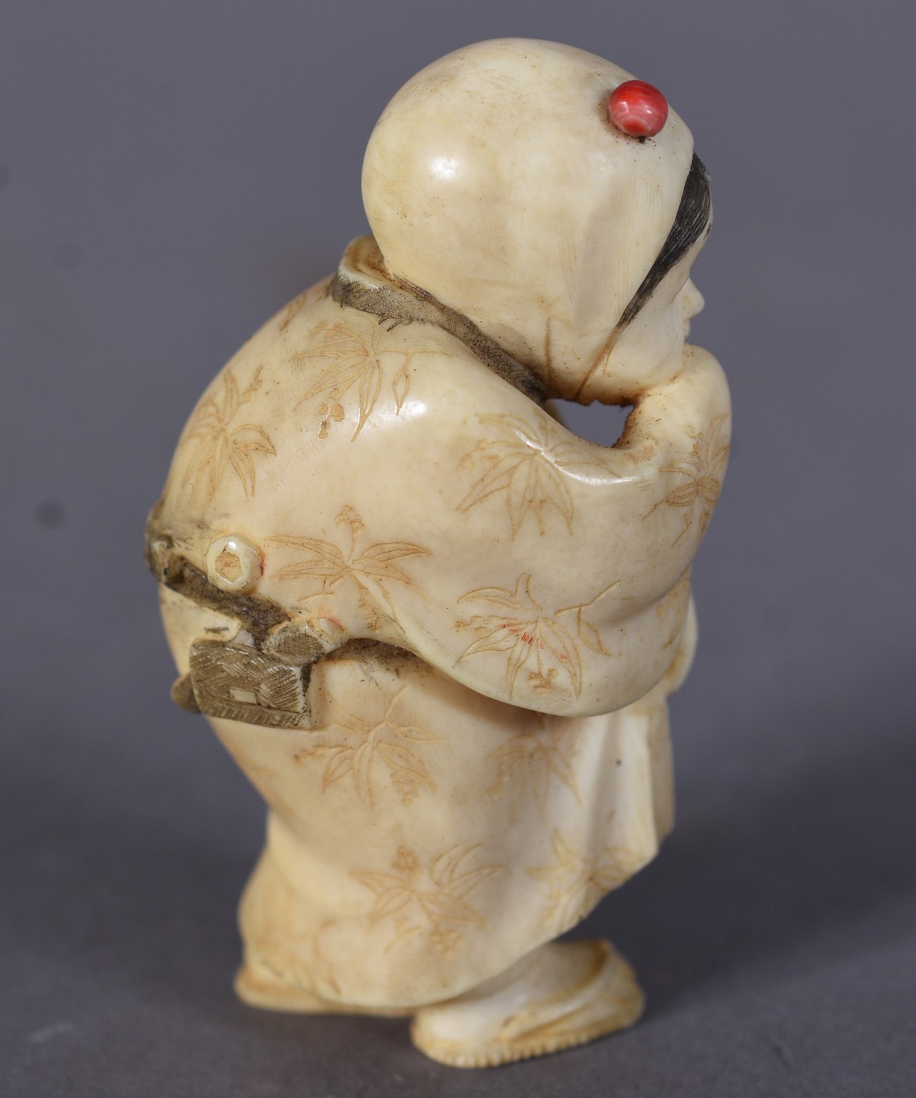 Netsuke de marfim representando figura de chinelo. Assinatura na base. - foto 3 de 6