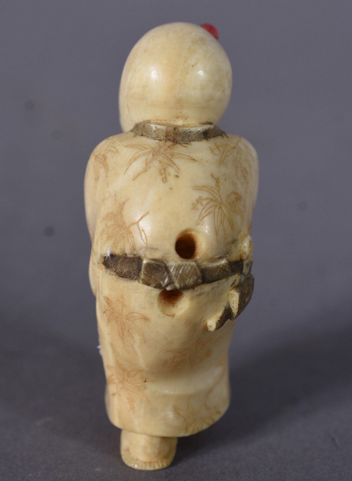 Netsuke de marfim representando figura de chinelo. Assinatura na base. - foto 4 de 6
