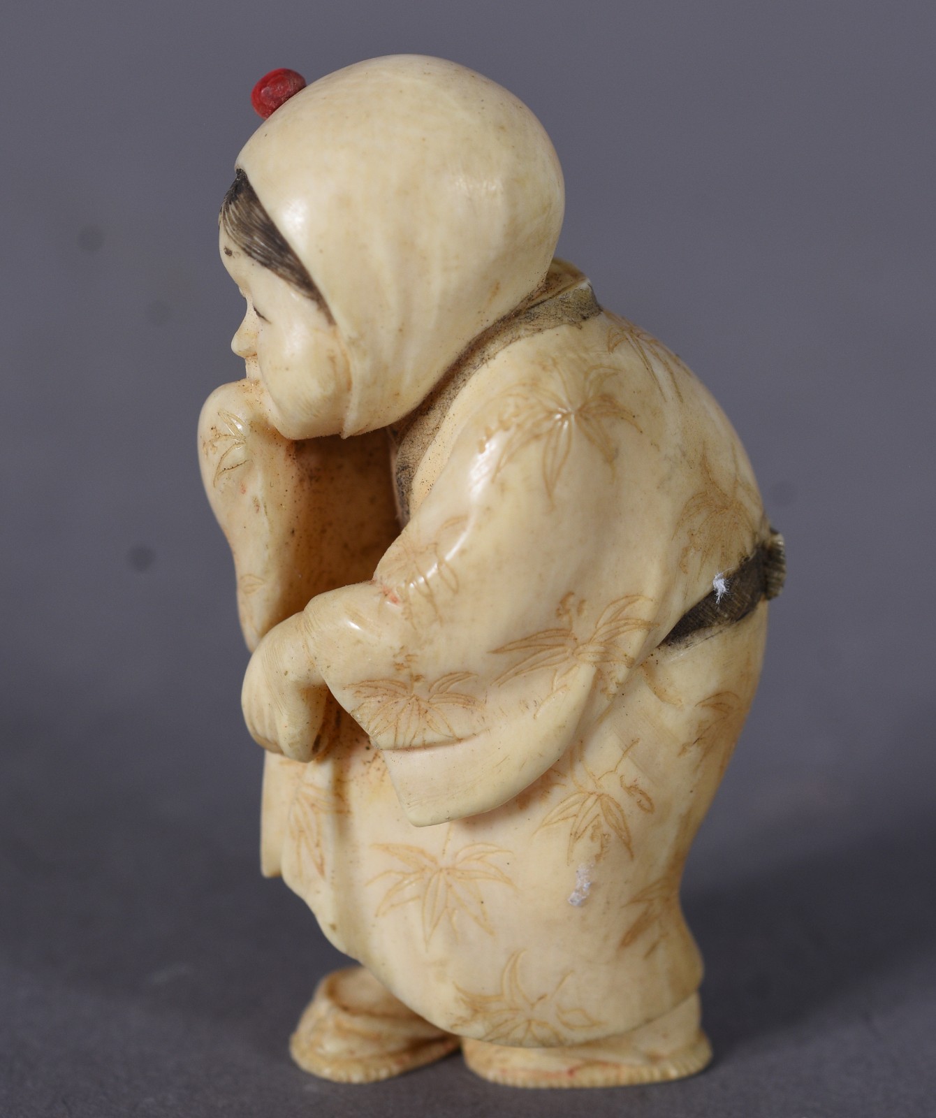 Netsuke de marfim representando figura de chinelo. Assinatura na base. - foto 5 de 6
