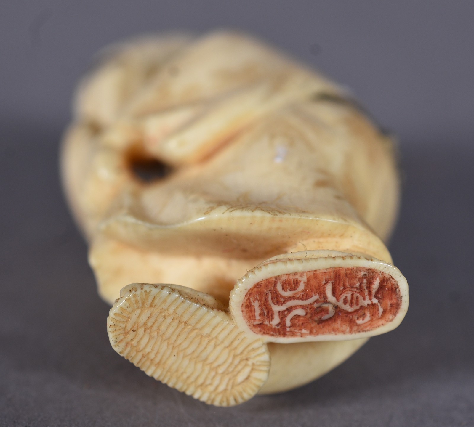 Netsuke de marfim representando figura de chinelo. Assinatura na base. - foto 6 de 6