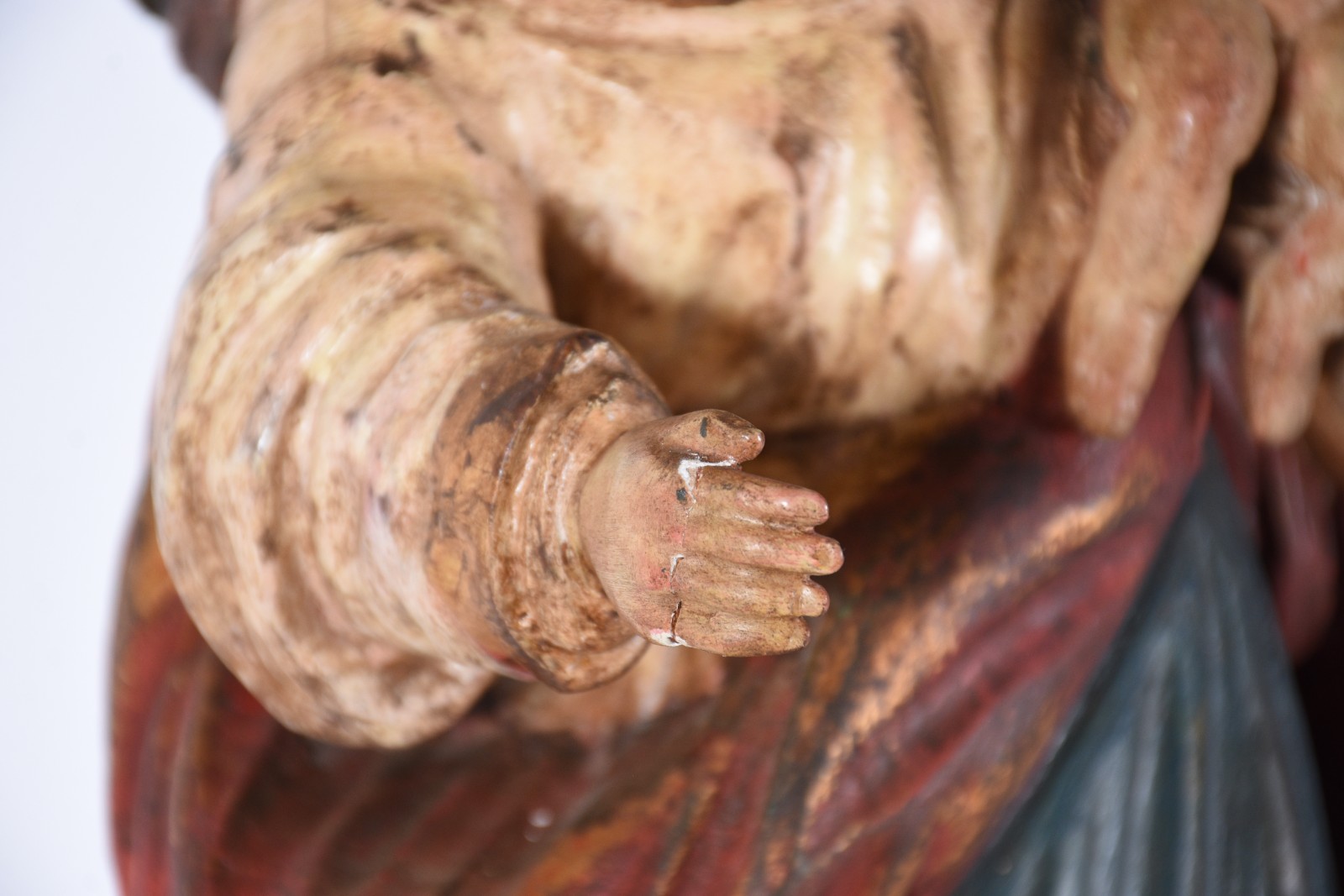 Imagem de madeira policromada representando Nossa Senhora com menino - foto 9 de 9