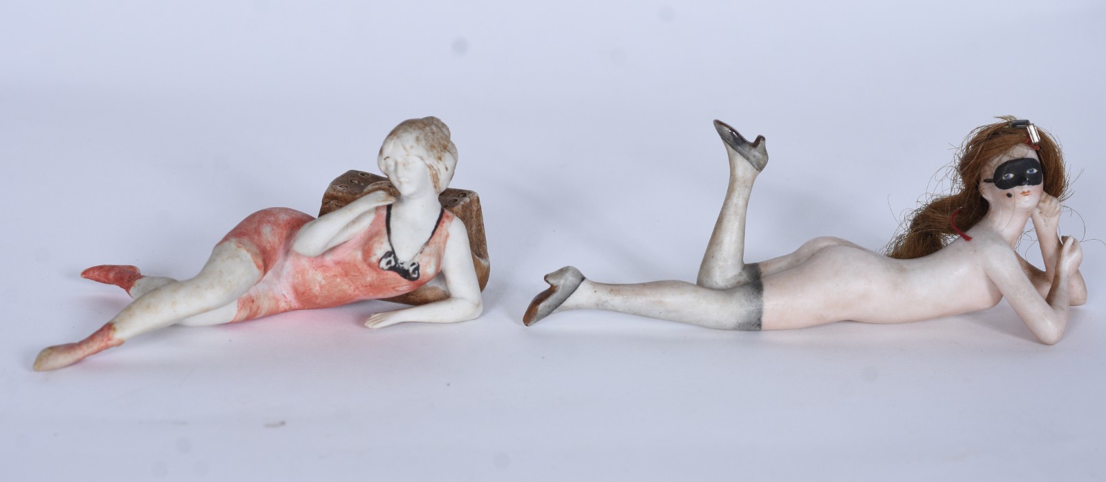 Duas estatuetas de porcelana representando figuras femininas. - foto 1 de 6