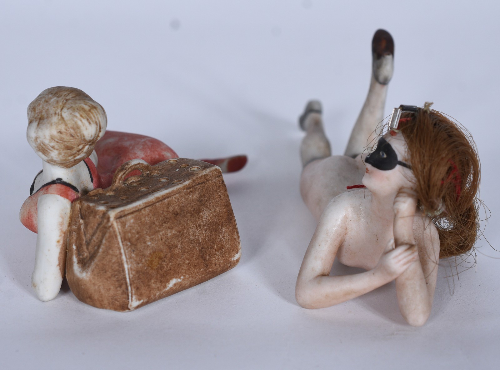 Duas estatuetas de porcelana representando figuras femininas. - foto 2 de 6