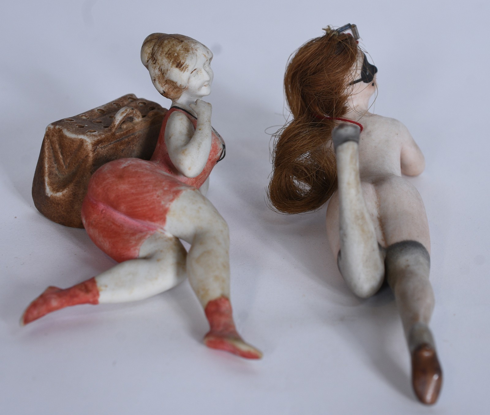 Duas estatuetas de porcelana representando figuras femininas. - foto 3 de 6