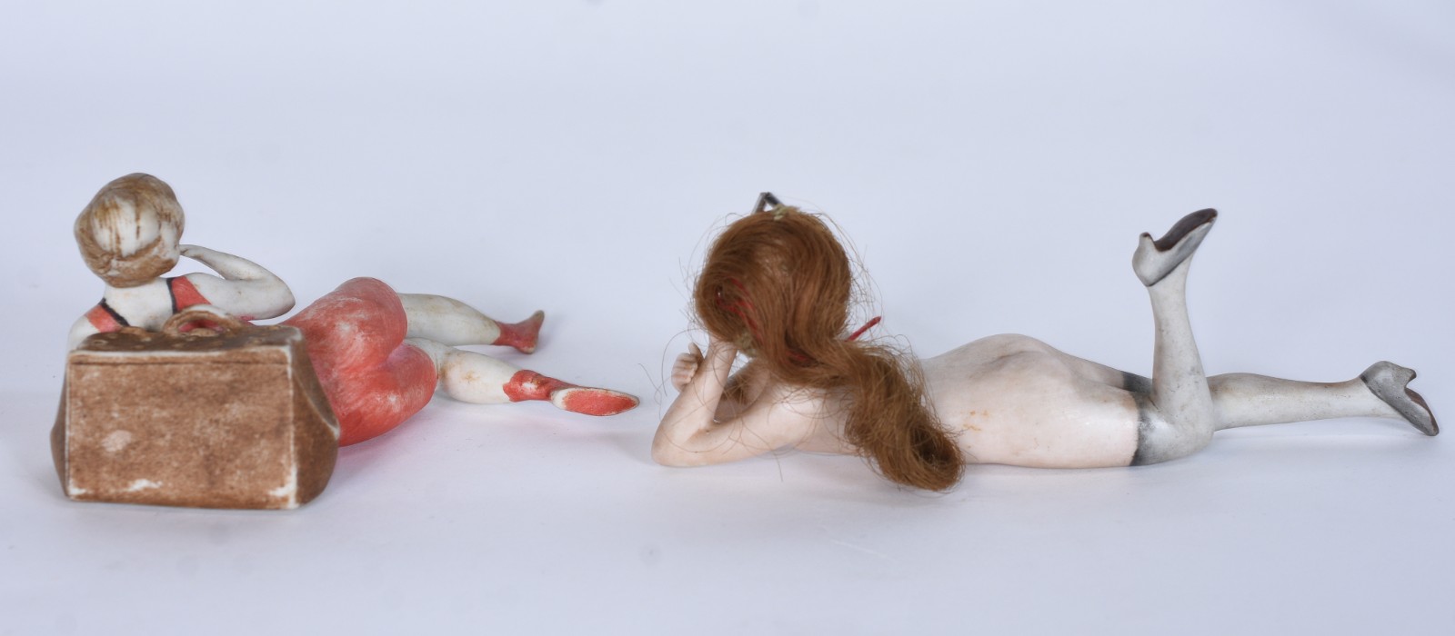 Duas estatuetas de porcelana representando figuras femininas. - foto 4 de 6