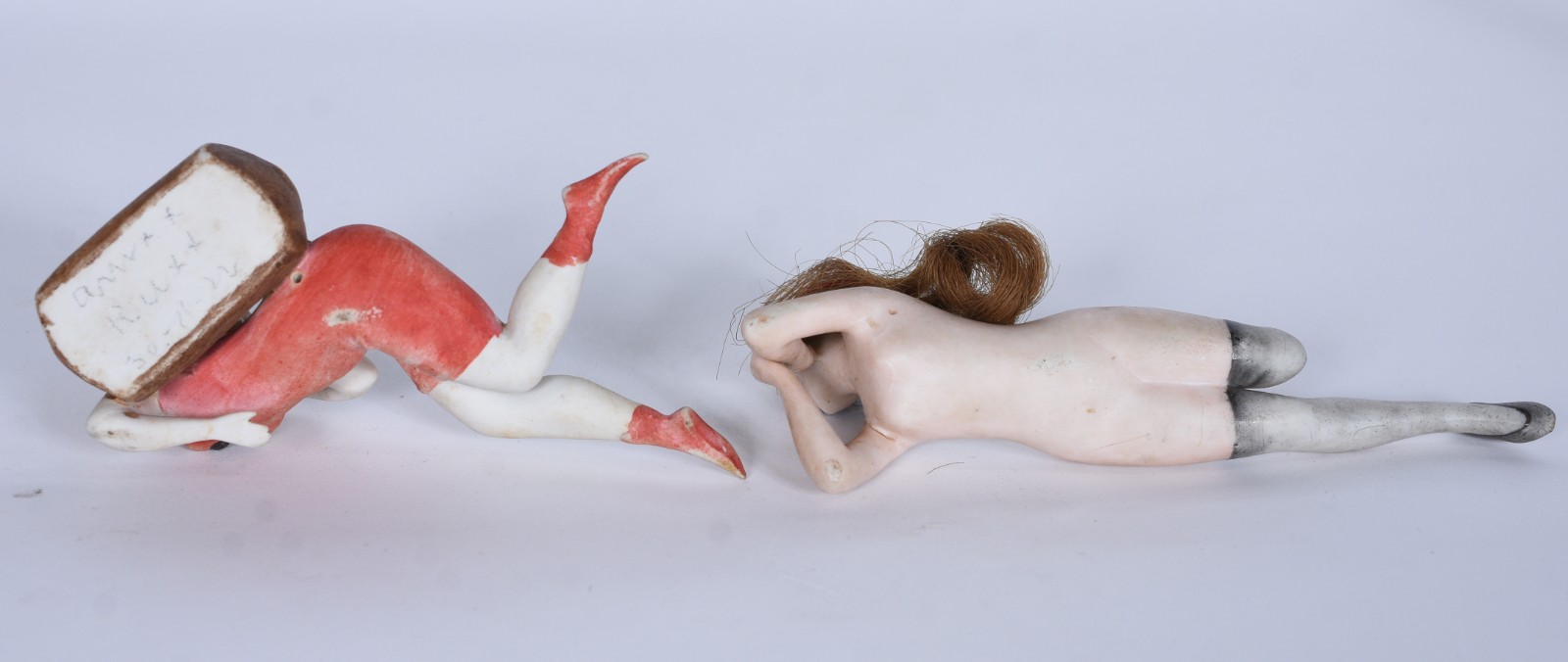 Duas estatuetas de porcelana representando figuras femininas. - foto 5 de 6