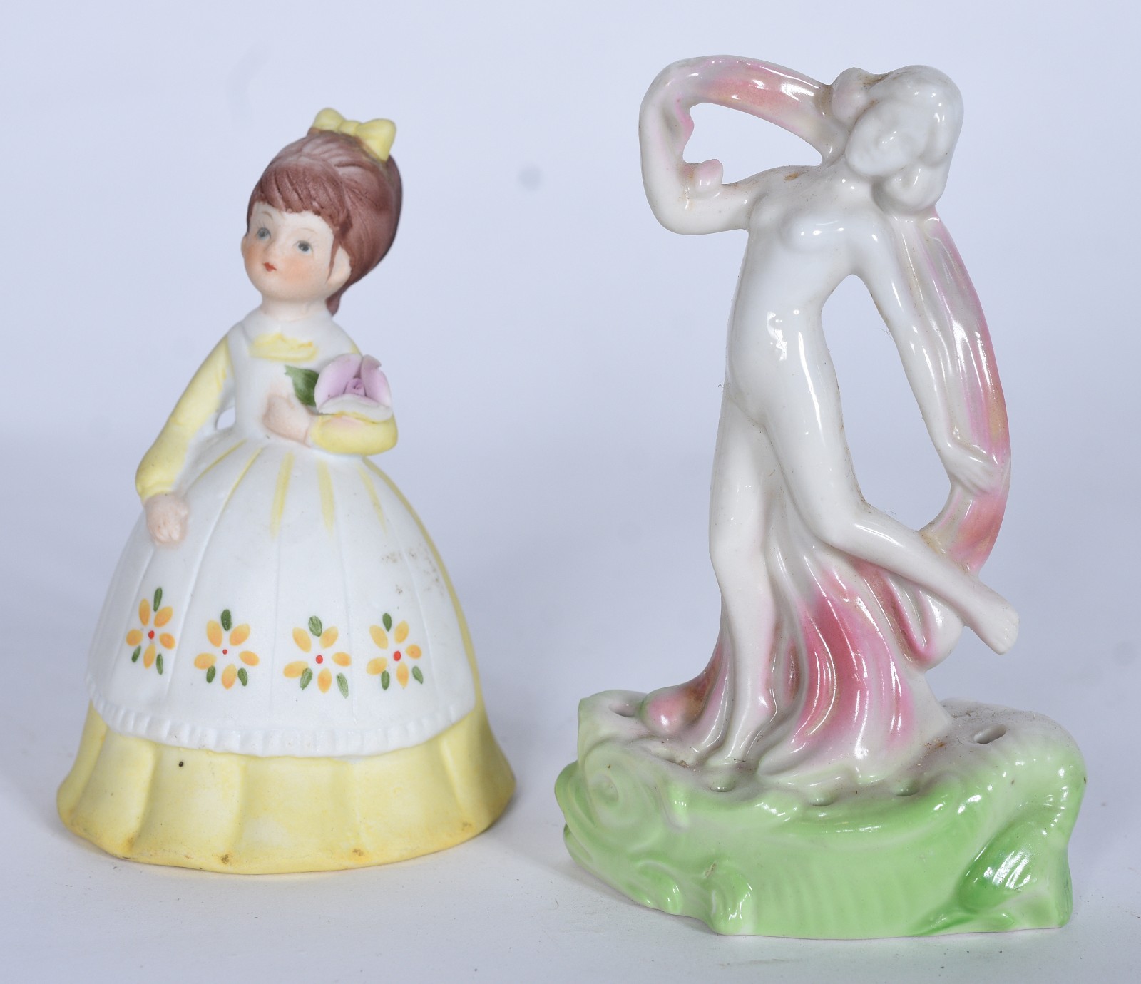Duas figuras de porcelana policromada representando figuras... - foto 1 de 5