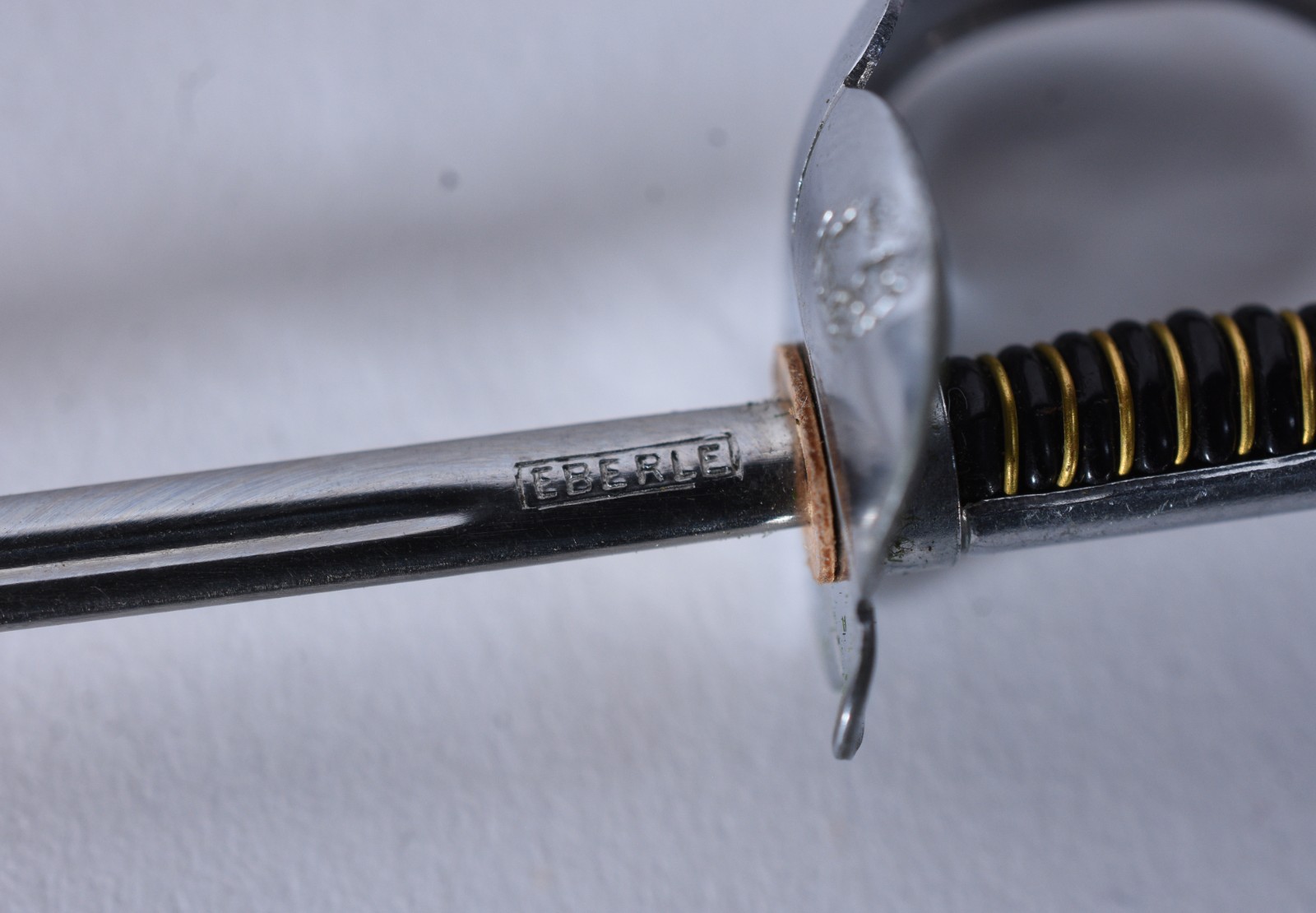Espada em miniatura de metal prateado Eberle, no estojo. - foto 11 de 11