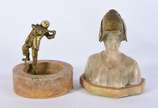 Duas esculturas, sendo um busto de alabastro e ... - Duas esculturas, sendo um busto de alabastro e cinzeiro com figura de bronze representando músico.