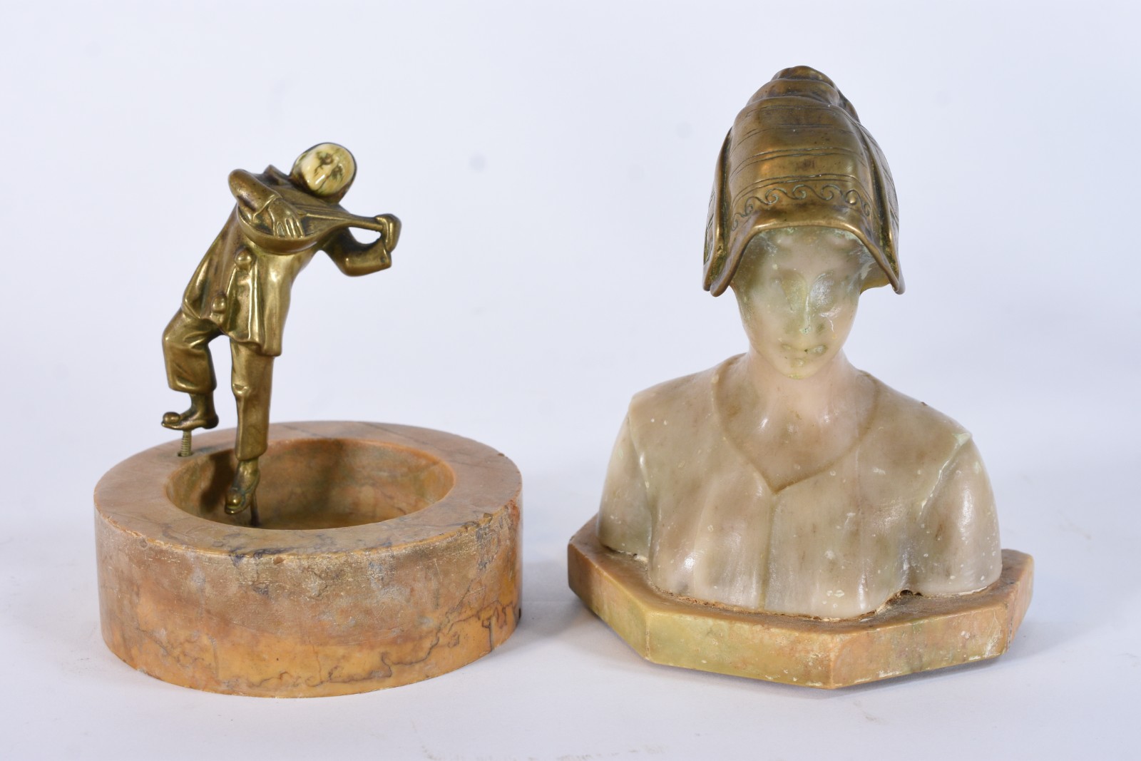 Duas esculturas, sendo um busto de alabastro e cinzeiro com figura de... - foto 1 de 6