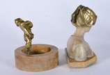 Duas esculturas, sendo um busto de alabastro e ... - Duas esculturas, sendo um busto de alabastro e cinzeiro com figura de bronze representando músico.
