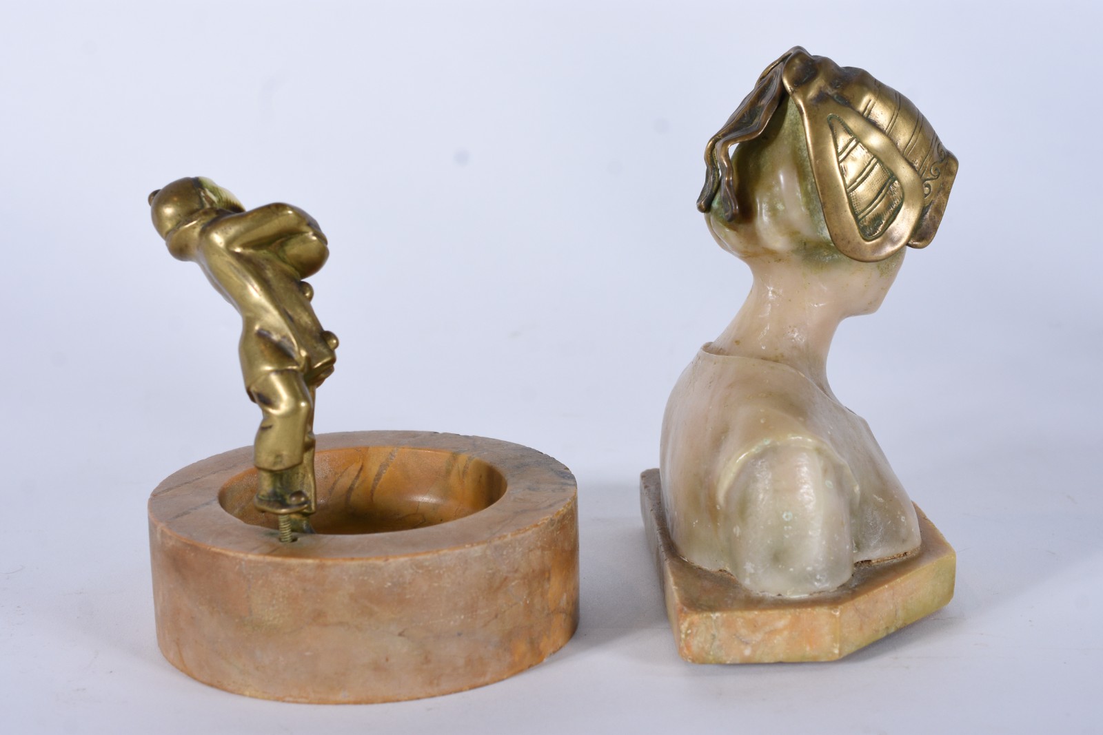 Duas esculturas, sendo um busto de alabastro e cinzeiro com figura de... - foto 2 de 6