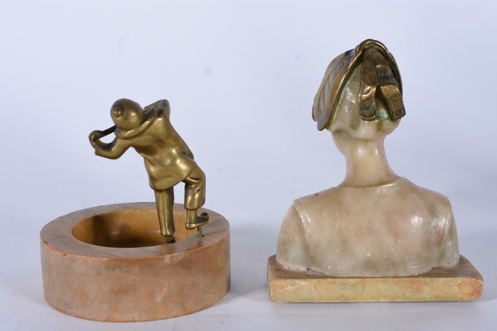 Duas esculturas, sendo um busto de alabastro e cinzeiro com figura de... - foto 3 de 6