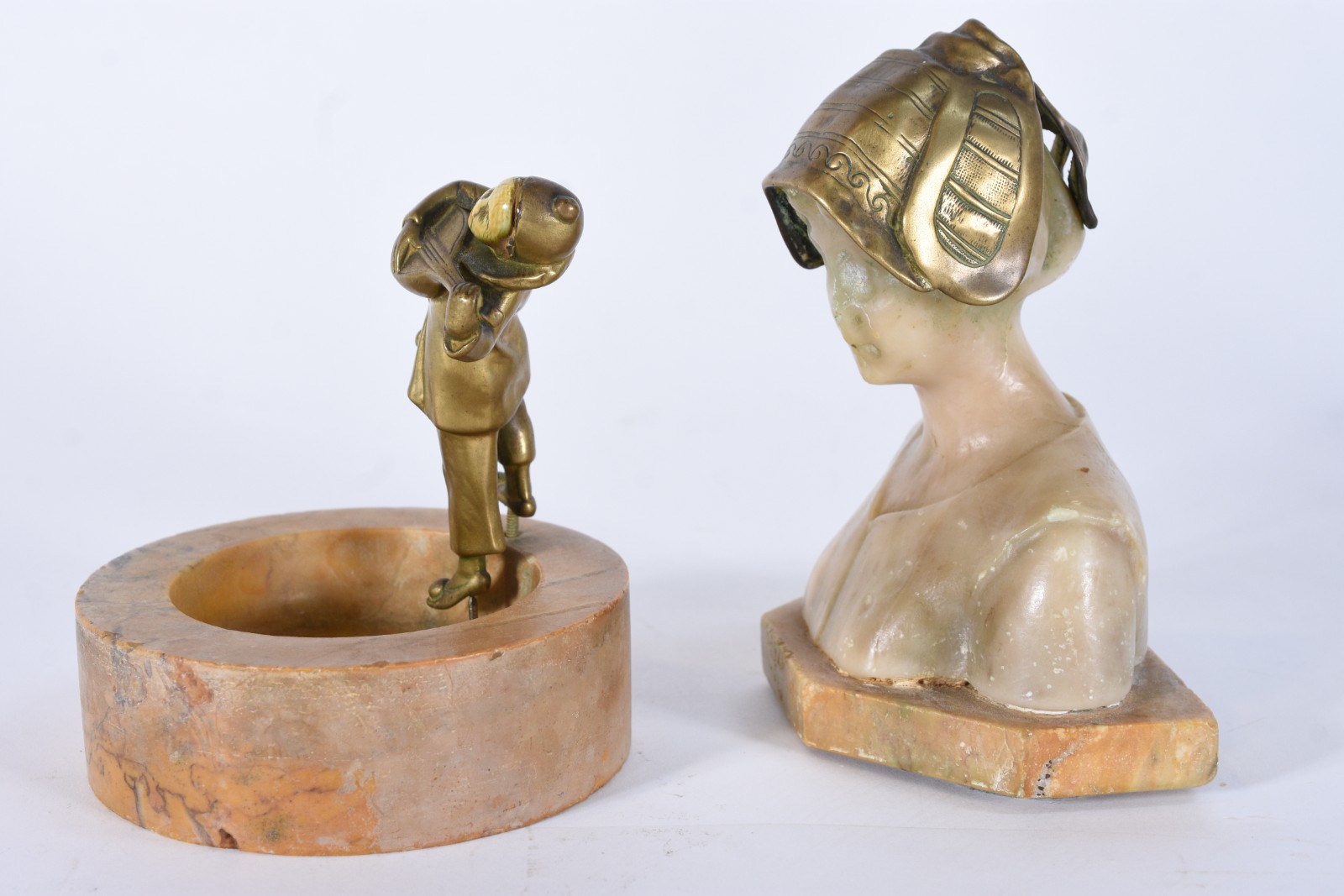 Duas esculturas, sendo um busto de alabastro e cinzeiro com figura de... - foto 4 de 6