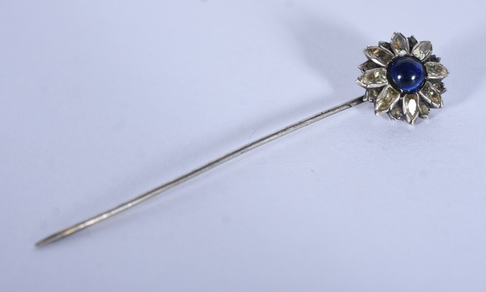 Alfinete de ouro branco com pedras (Por motivos de segurança a peça... - foto 1 de 5