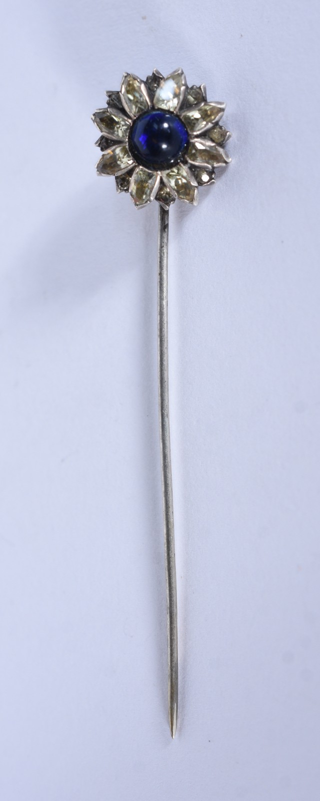 Alfinete de ouro branco com pedras (Por motivos de segurança a peça... - foto 2 de 5