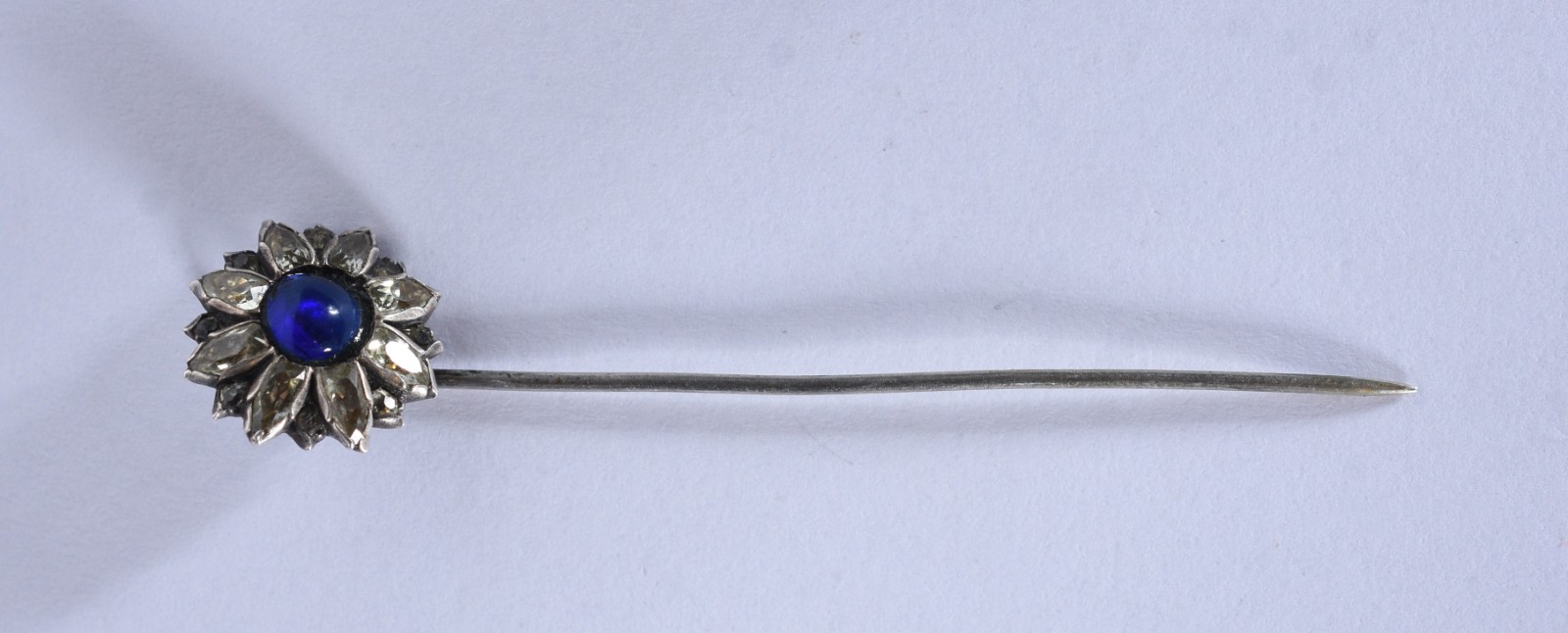 Alfinete de ouro branco com pedras (Por motivos de segurança a peça... - foto 3 de 5