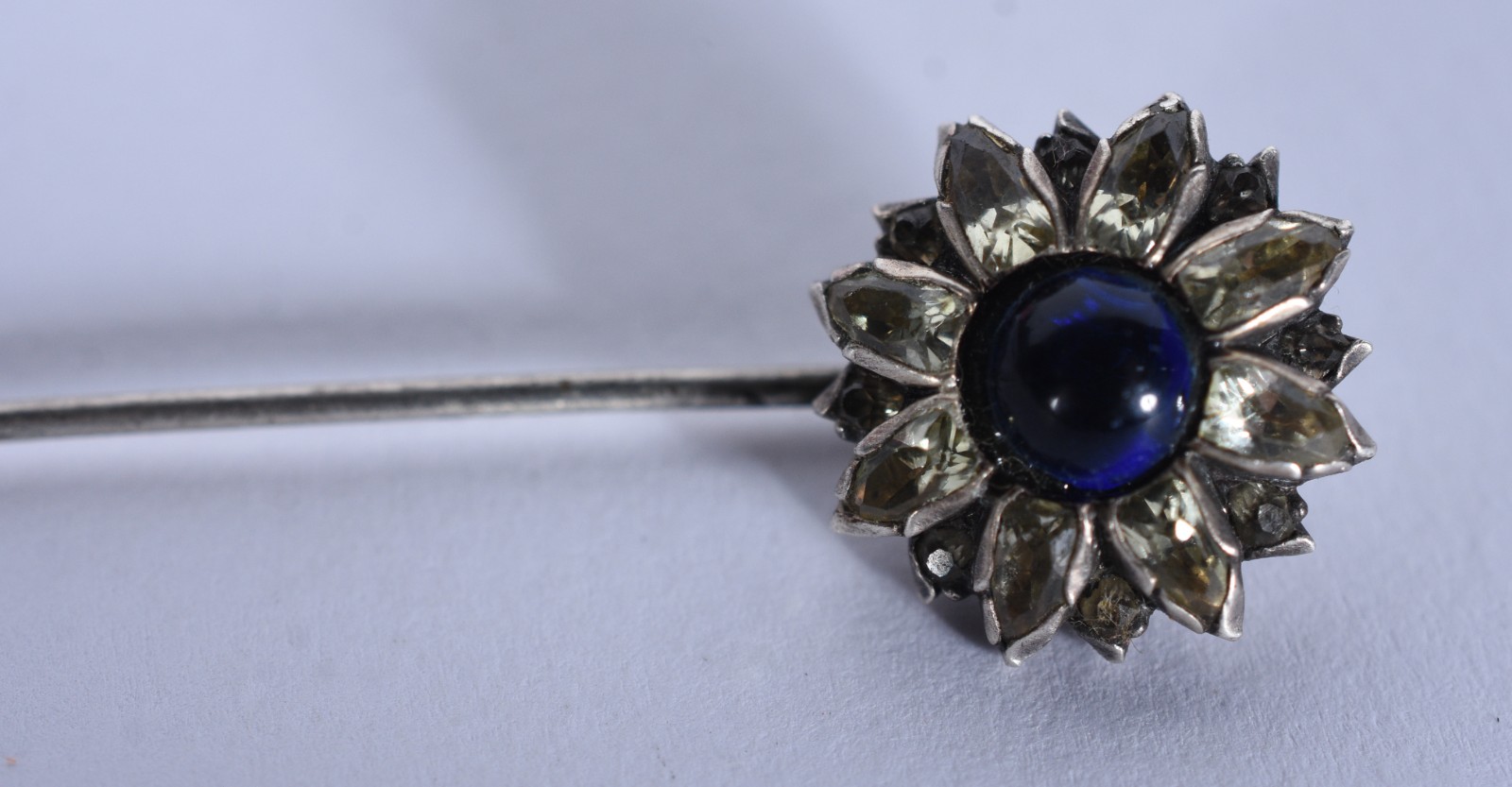 Alfinete de ouro branco com pedras (Por motivos de segurança a peça... - foto 4 de 5