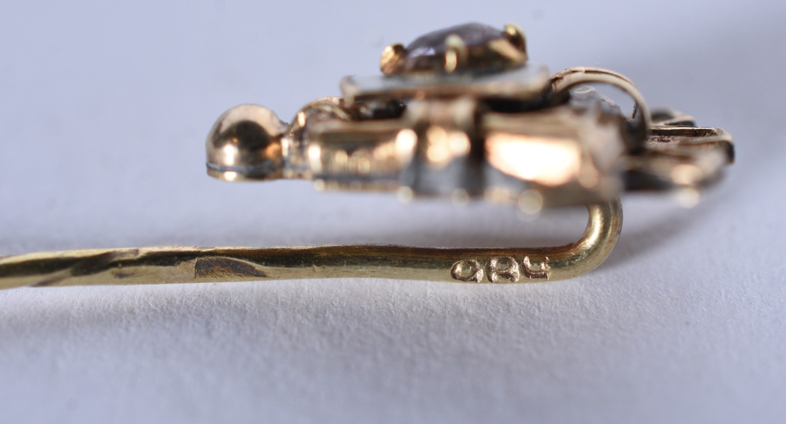 Alfinete de ouro 18 k (Por motivos de segurança a peça não se... - foto 4 de 6