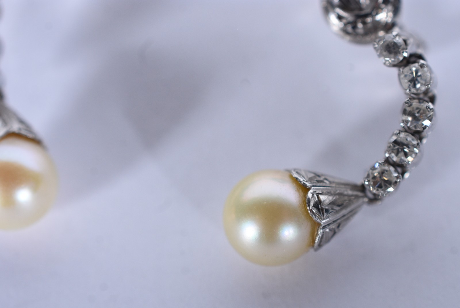 Par de brincos de ouro branco com brilhante e perola (Por motivos de... - foto 5 de 5