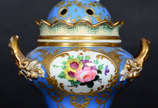 Pequeno potiche de porcelana JACOB PETIT,  deco... - Pequeno potiche de porcelana JACOB PETIT,  decorado com flores em policromia e realces dourados, pega da tampa na forma de pássaro.