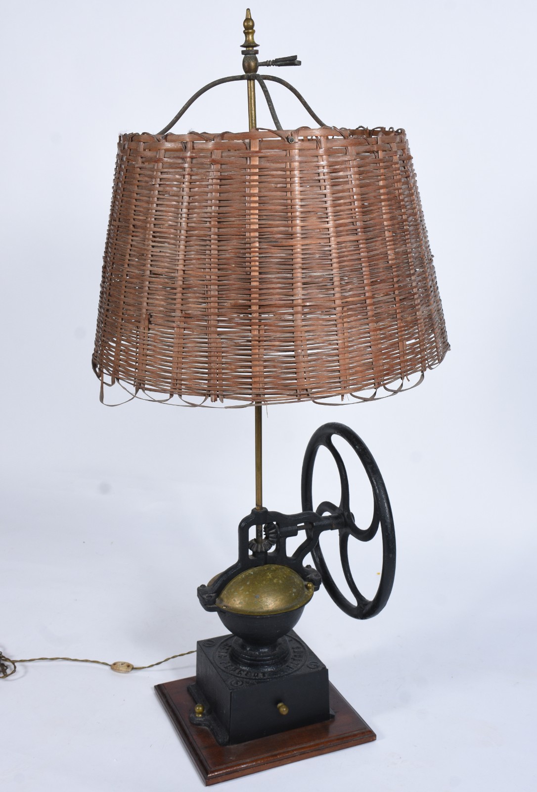 Abatjour com base feita por antiga máquina de moer café, cúpula em... - foto 5 de 11