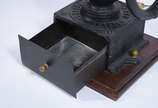 Abatjour com base feita por antiga máquina de m... - Abatjour com base feita por antiga máquina de moer café, cúpula em vime (cúpula no estado).