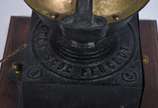 Abatjour com base feita por antiga máquina de m... - Abatjour com base feita por antiga máquina de moer café, cúpula em vime (cúpula no estado).