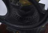 Abatjour com base feita por antiga máquina de m... - Abatjour com base feita por antiga máquina de moer café, cúpula em vime (cúpula no estado).
