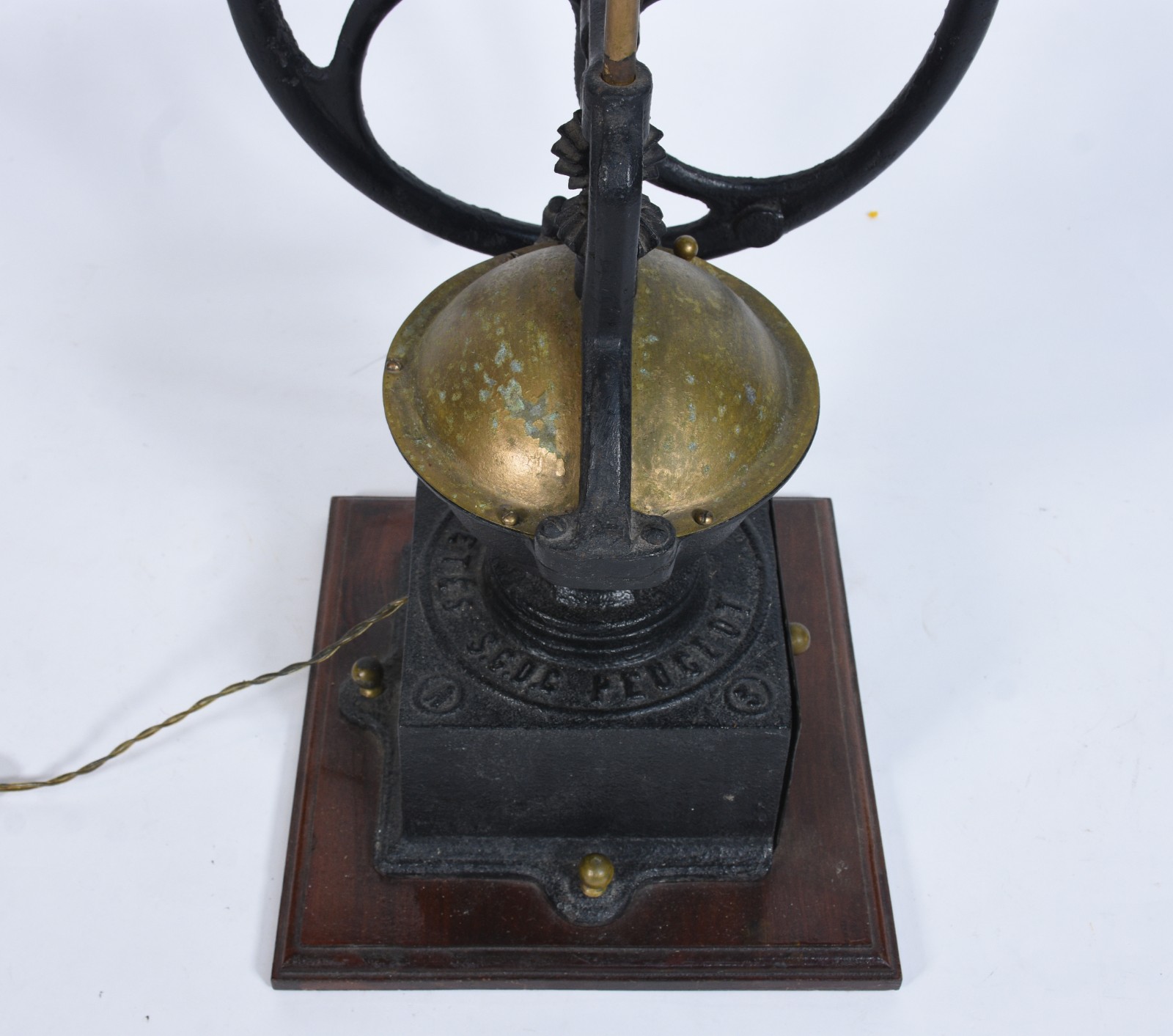 Abatjour com base feita por antiga máquina de moer café, cúpula em... - foto 11 de 11