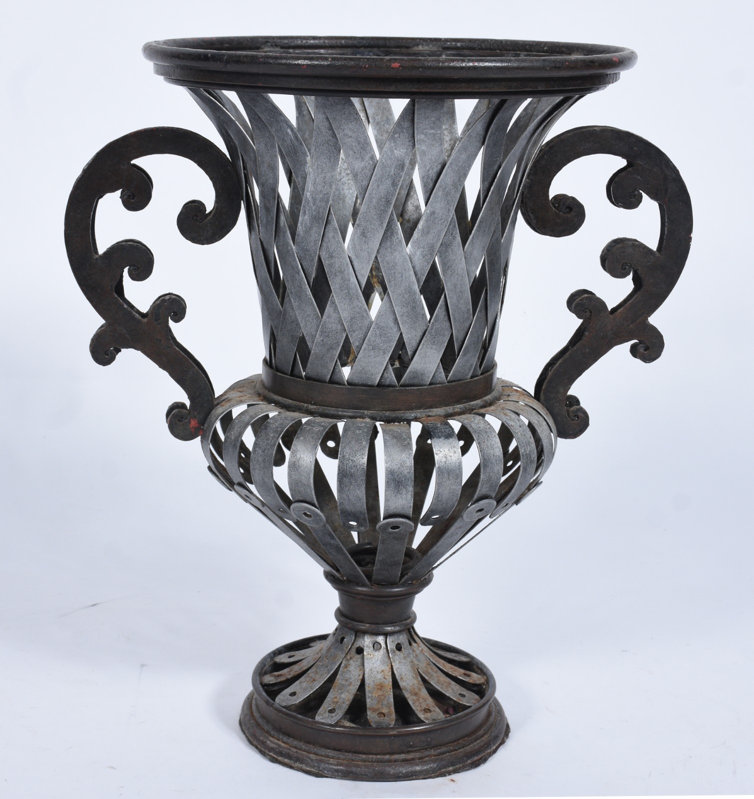 Vaso de metal com tiras vazadas. - foto 1 de 8
