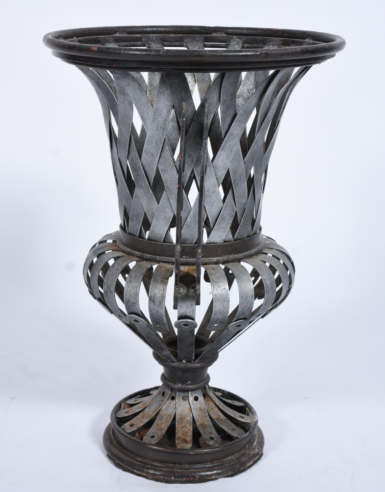Vaso de metal com tiras vazadas. - foto 2 de 8