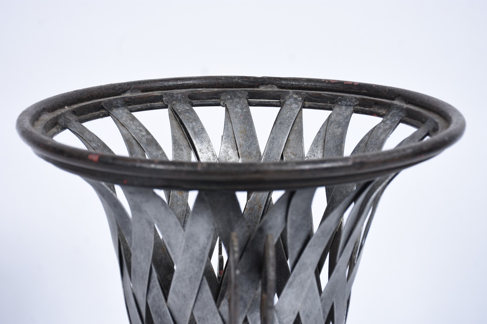 Vaso de metal com tiras vazadas. - foto 4 de 8