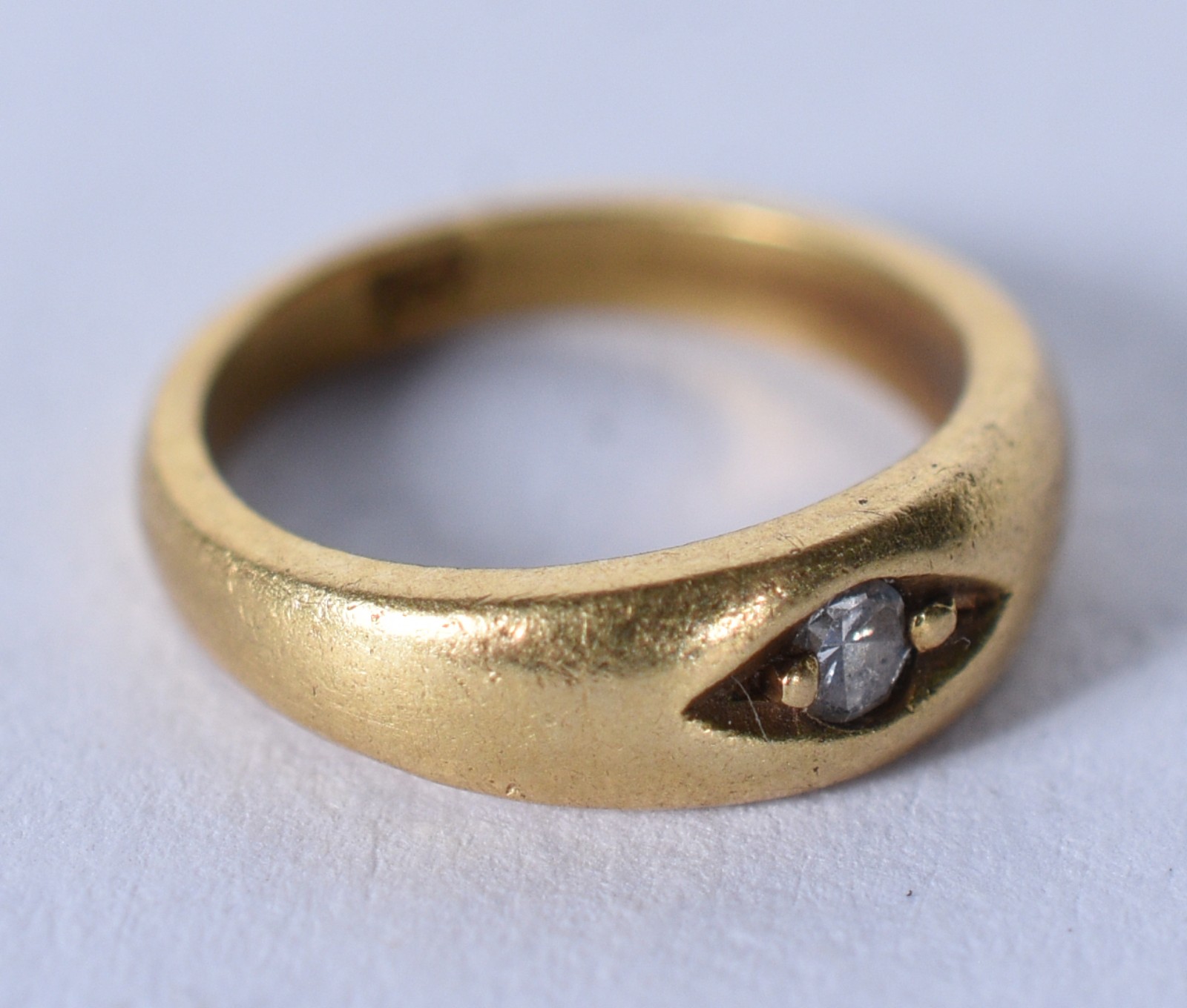 Pequeno anel para santo de ouro 18 k (Por motivos de segurança a peça... - foto 1 de 5