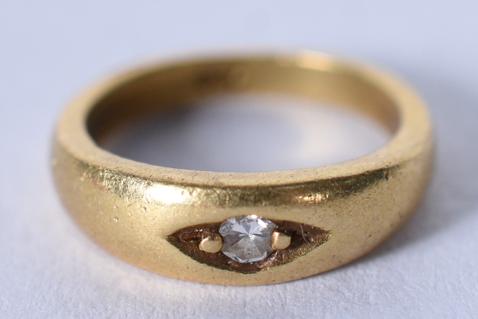 Pequeno anel para santo de ouro 18 k (Por motivos de segurança a peça... - foto 2 de 5