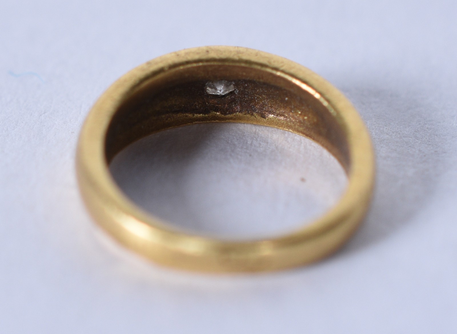 Pequeno anel para santo de ouro 18 k (Por motivos de segurança a peça... - foto 4 de 5