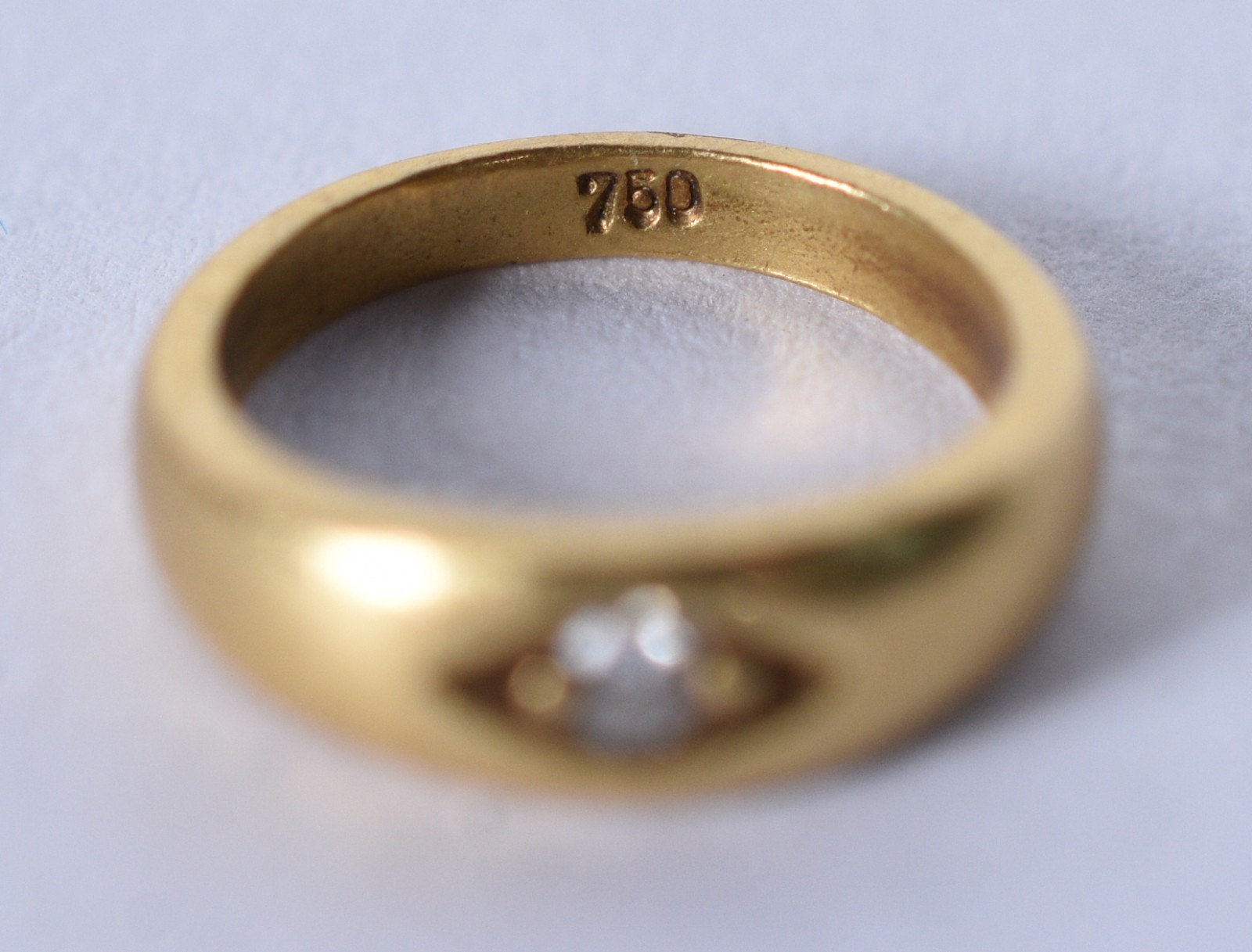Pequeno anel para santo de ouro 18 k (Por motivos de segurança a peça... - foto 5 de 5