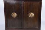 Cristaleira de madeira nobre, duas portas de ma... - Cristaleira de madeira nobre, duas portas de madeira, fundo espelhado.