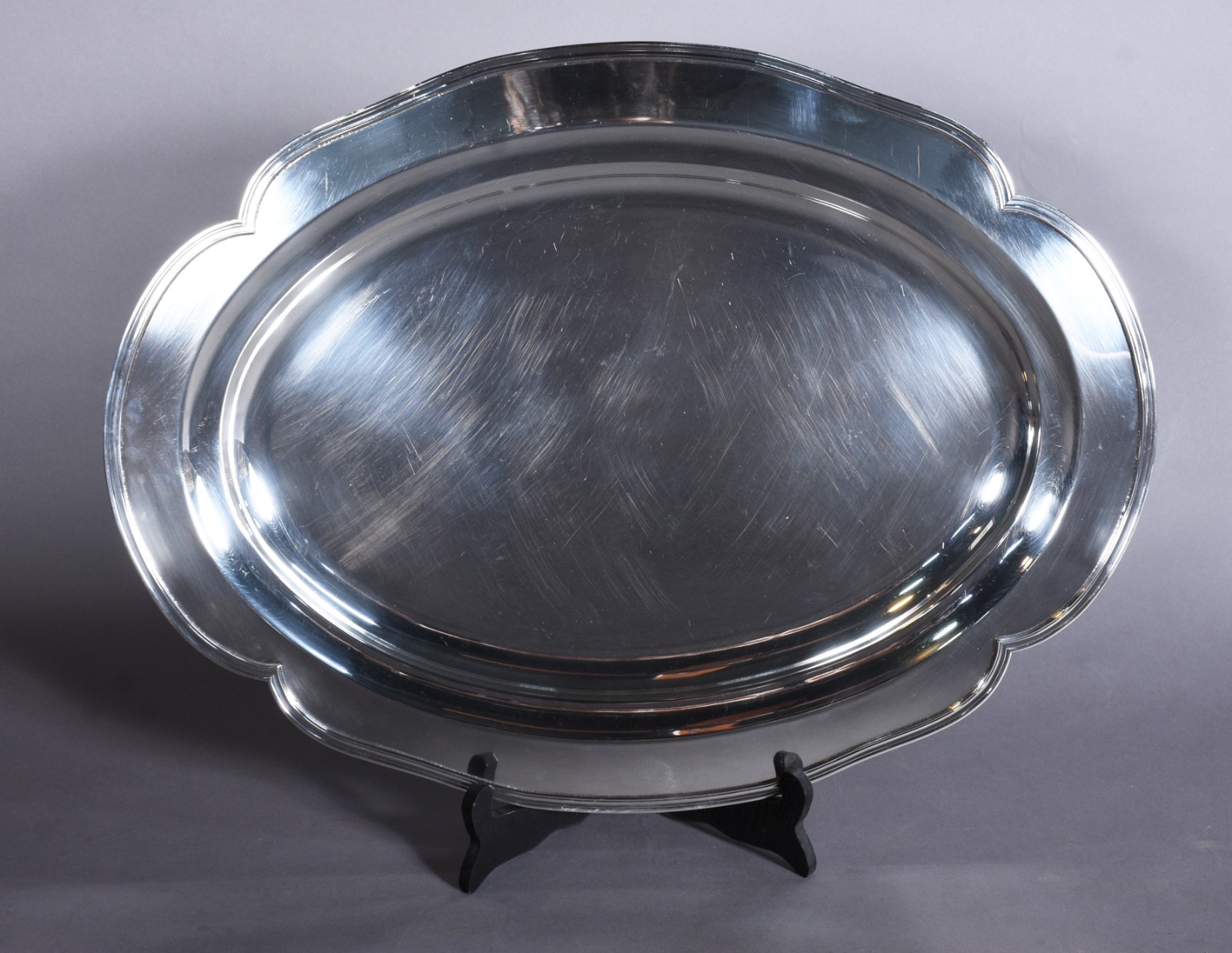 Travessa oval de metal prateado Erbele. - foto 1 de 3