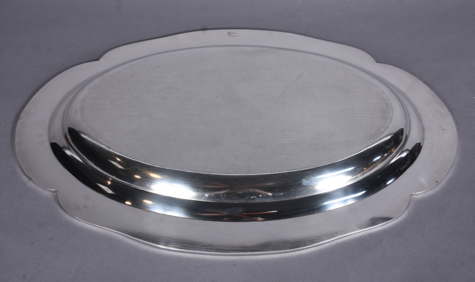 Travessa oval de metal prateado Erbele. - foto 2 de 3