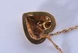 Gargantilha de ouro 18 k com pendente na forma ... - Gargantilha de ouro 18 k com pendente na forma de coração (Por motivos de segurança a peça não se encontra na loja)