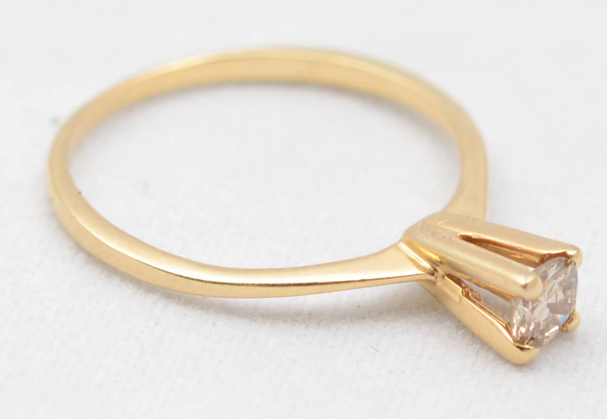 Anel em ouro amarelo 18 k modelo solitário com aproximadamente 0.25...